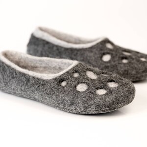 BureBure felted wool slippers "Moon Craters" are a great gift for dad, husband or boyfriend. They are non-slippery, cozy on feet and pleasantly warm. Due to the insulation of wool fibers the feet remain cool on a warm day and warm on a cool day.
