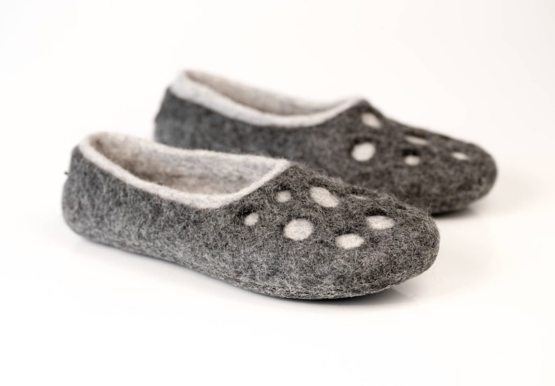 BureBure felted wool slippers "Moon Craters" are a great gift for dad, husband or boyfriend. They are non-slippery, cozy on feet and pleasantly warm. Due to the insulation of wool fibers the feet remain cool on a warm day and warm on a cool day.