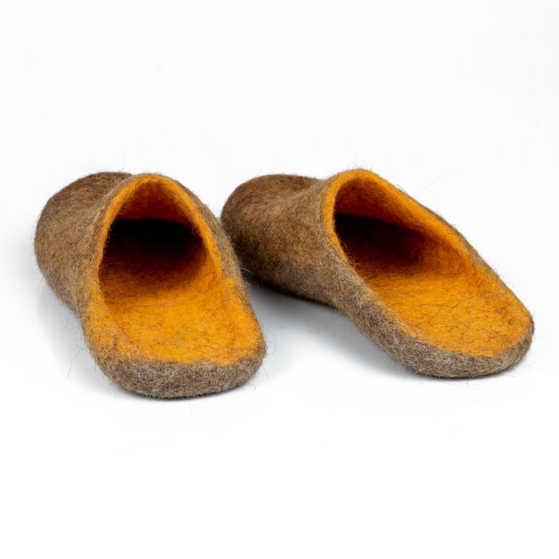 These BureBure open heel beige and orange ombre slip ins are handmade from 100 % natural felted wool. Healthy, natural, eco-friendly and almost weightless – these are the main features that distinguish Bure Bure items from others.