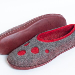 BureBure felted wool slippers "Moon Craters" are a great gift for dad, husband or boyfriend. They are non-slippery, cozy on feet and pleasantly warm. Due to the insulation of wool fibers the feet remain cool on a warm day and warm on a cool day.