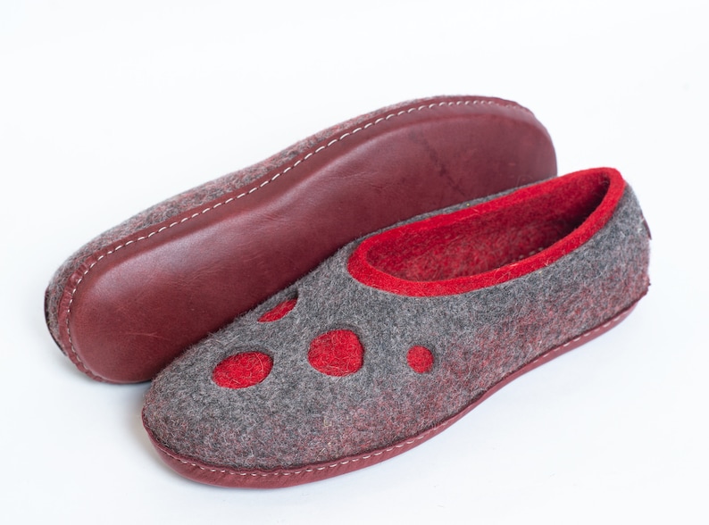 BureBure felted wool slippers "Moon Craters" are a great gift for dad, husband or boyfriend. They are non-slippery, cozy on feet and pleasantly warm. Due to the insulation of wool fibers the feet remain cool on a warm day and warm on a cool day.