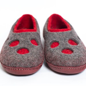 BureBure felted wool slippers "Moon Craters" are a great gift for dad, husband or boyfriend. They are non-slippery, cozy on feet and pleasantly warm. Due to the insulation of wool fibers the feet remain cool on a warm day and warm on a cool day.