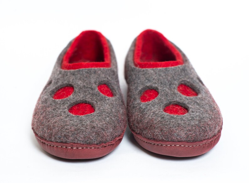 BureBure felted wool slippers "Moon Craters" are a great gift for dad, husband or boyfriend. They are non-slippery, cozy on feet and pleasantly warm. Due to the insulation of wool fibers the feet remain cool on a warm day and warm on a cool day.