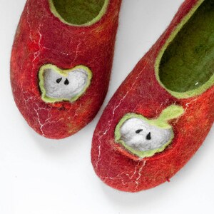 These BureBure kids felted wool slippers Red Apple are 100% made and decorated by hands. Red wool slippers is a combination of natural sheep wool, alpaca wool and recycled Indian sari silk.