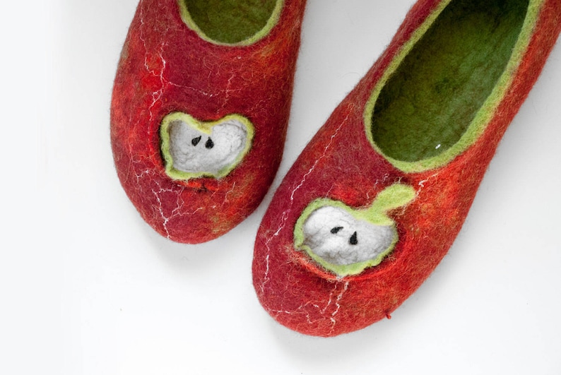 These BureBure kids felted wool slippers Red Apple are 100% made and decorated by hands. Red wool slippers is a combination of natural sheep wool, alpaca wool and recycled Indian sari silk.