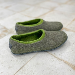 Felted woollen womens slippers with a colorful inner part, Gray and green slippers, handmade wool slippers