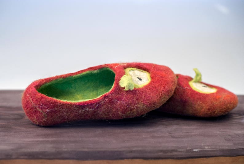 These BureBure kids felted wool slippers Red Apple are 100% made and decorated by hands. Red wool slippers is a combination of natural sheep wool, alpaca wool and recycled Indian sari silk.