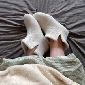 These natural wool felted sleep booties are designed to keep your feet warm in bed, making them the perfect solution for anyone struggling with cold feet at night. Unlike regular socks, these felted booties are made to be lightweight and non-restrictive, allowing your feet to stay warm without feeling tight. If your feet get too warm, you can simply slip them off effortlessly—no need to wake up fully or sit up to remove them.