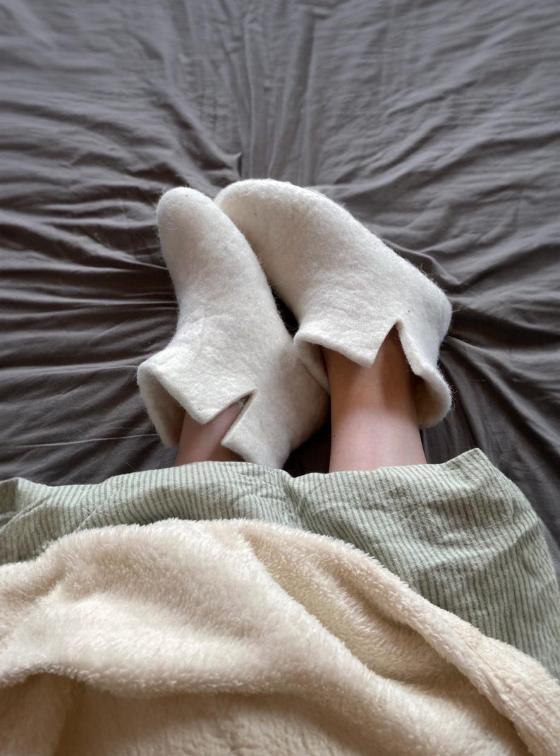These natural wool felted sleep booties are designed to keep your feet warm in bed, making them the perfect solution for anyone struggling with cold feet at night. Unlike regular socks, these felted booties are made to be lightweight and non-restrictive, allowing your feet to stay warm without feeling tight. If your feet get too warm, you can simply slip them off effortlessly—no need to wake up fully or sit up to remove them.