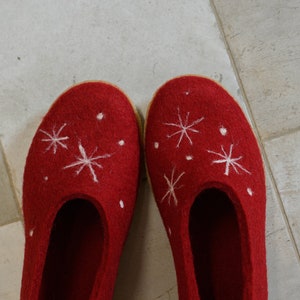 Warm red slippers with snowflakes, Felted wool shoes, Woolen slipers, Wool felt slipper, Red women slippers, Lovely gift for her image 2