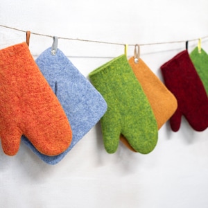 Ready as a gift  - Felted wool oven pot holder and mittens in Various Colors -  Oven Mitt Kitchen Gloves -  Grilling gifts for dad