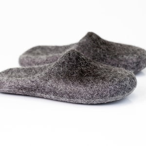 These BureBure open heel beige and orange ombre slip ins are handmade from 100 % natural felted wool. Healthy, natural, eco-friendly and almost weightless – these are the main features that distinguish Bure Bure items from others.