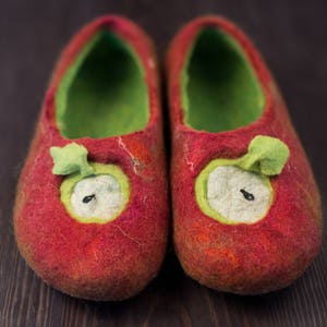 These BureBure kids felted wool slippers Red Apple are 100% made and decorated by hands. Red wool slippers is a combination of natural sheep wool, alpaca wool and recycled Indian sari silk.