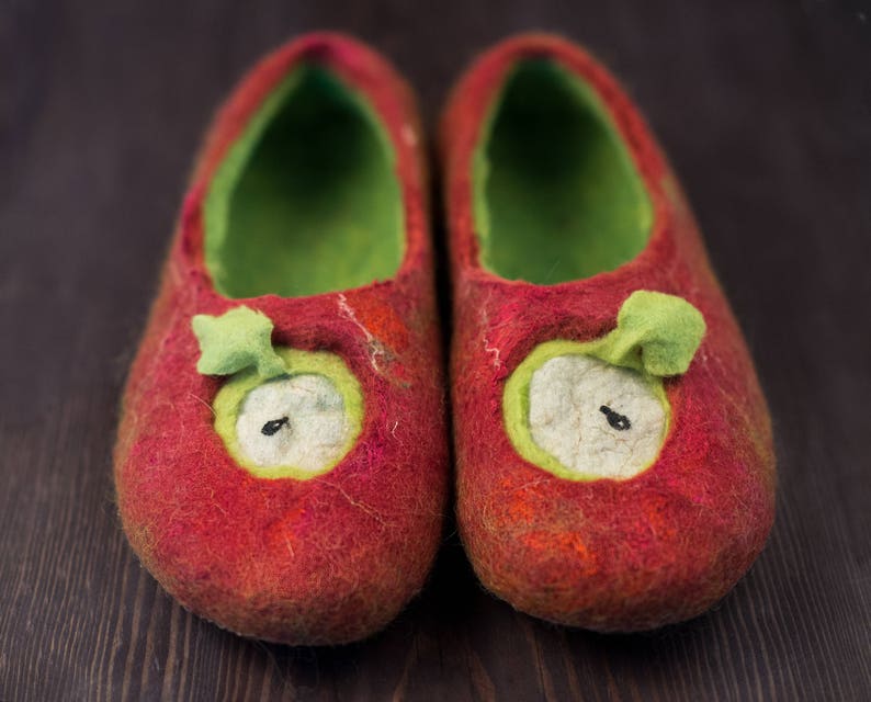 These BureBure kids felted wool slippers Red Apple are 100% made and decorated by hands. Red wool slippers is a combination of natural sheep wool, alpaca wool and recycled Indian sari silk.