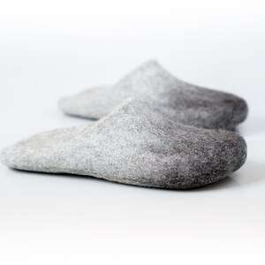 These BureBure open heel beige and orange ombre slip ins are handmade from 100 % natural felted wool. Healthy, natural, eco-friendly and almost weightless – these are the main features that distinguish Bure Bure items from others.