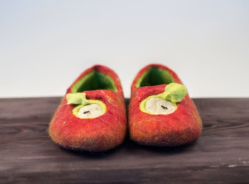 These BureBure kids felted wool slippers Red Apple are 100% made and decorated by hands. Red wool slippers is a combination of natural sheep wool, alpaca wool and recycled Indian sari silk.