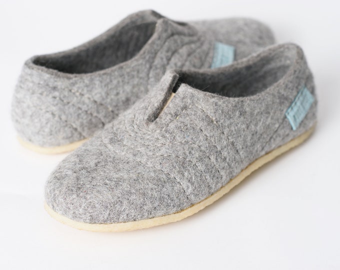 Grey woollen clogs Slippers for men with sturdy stitching on surface for a high instep
