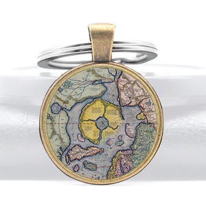 Hyperborea Noordpool Sleutelhanger Hanger Goud Cadeau Rupes Nigra Platte Aarde Kaart Zwart Model Sieraden Glazen Koepel Sleutelhanger Mercator 1606 Eden Meru