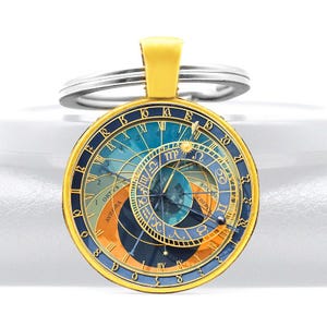 Praag astronomische oude klok sleutelhanger hanger zilver zwart goud cadeau plat aarde kaart model sieraden glazen koepel middeleeuwse sleutelhanger Tsjechische Orloj