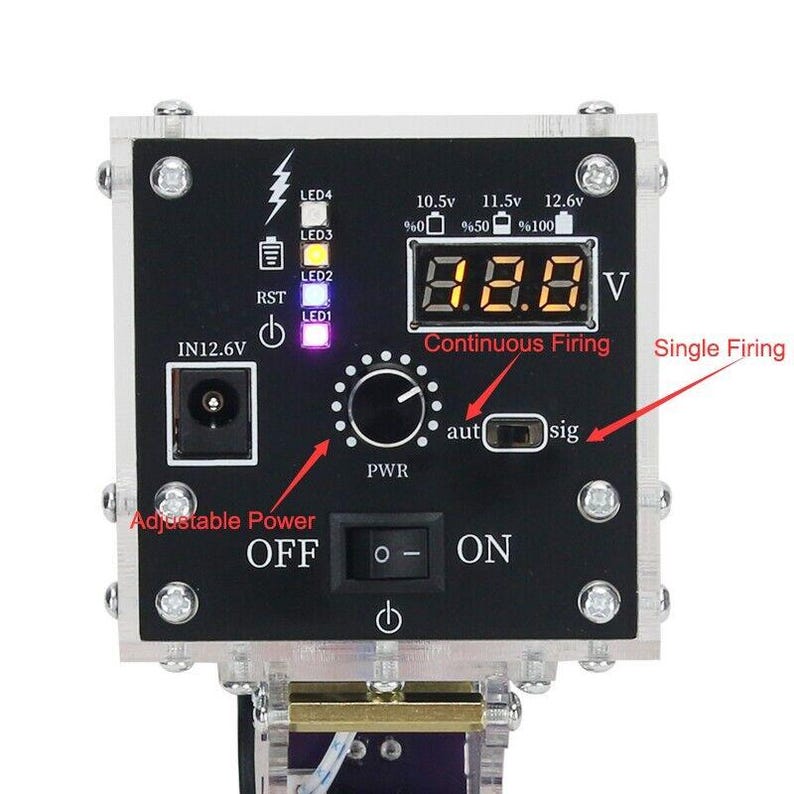 以下が含まれることがあります： 8.8.8ボルトを表示するデジタルディスプレイを搭載した黒と銀の電子機器。この機器には、「PWR」というラベルの付いたノブと、「ON」と「OFF」というラベルの付いたスイッチがあります。また、「aut」と「sig」というラベルの付いたボタンもあります。機器には、「Continuous Firing」と「Single Firing」というテキストが表示されています。