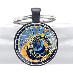 Praag astronomische oude klok sleutelhanger hanger zilver goud brons cadeau platte aarde HD model sieraden glazen koepel sleutelhanger Tsjechisch Orloj middeleeuws