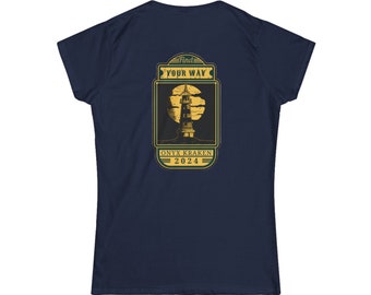 Könnte beinhalten: Marineblaues Damen-T-Shirt mit einer gelben und grünen Grafik eines Leuchtturms mit dem Text "Find Your Way" und "ONYX KRAKEN 2024".