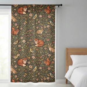 Può includere: Tenda decorativa con un motivo ripetuto di animali del bosco ed elementi floreali. Il design include volpi, scoiattoli, conigli e uccelli su uno sfondo di foglie e fiori nei toni del verde, marrone e arancione.