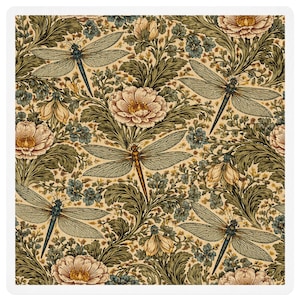 Può includere: Elemento decorativo quadrato con un motivo ripetuto di libellule, fiori e fogliame. Il design presenta libellule in tonalità blu e oro, su uno sfondo di elementi floreali beige, verdi e pesca.