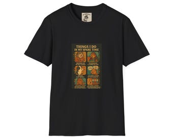 Könnte beinhalten: Schwarzes T-Shirt mit einem rechteckigen Grafikdesign mit Cartoon-Bären und Text. Die Grafik zeigt "THINGS I DO IN MY SPARE TIME" über sechs illustrierten Tafeln. Jede Tafel zeigt einen Bären und eine zugehörige Aktivität.