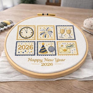 Könnte beinhalten: Ein Kreuzstich-Stickrahmen mit Neujahrsthema. Das Design umfasst eine Uhr, Feuerwerk, Sektgläser, das Jahr 2026, eine Partyhütchen, eine Discokugel und einen Umschlag mit dem Wort "Cheers!". Der Text "Happy New Year 2026" ist ebenfalls enthalten.