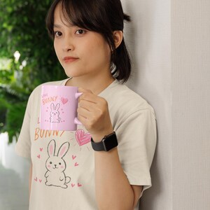 Liebe Bunny Shirt Süßes Häschen-T-Shirt Gildan 5000 T-Shirt Kawaii Kaninchen-Liebhaber-Geschenk Pastellästhetisches Grafik-T-Stück für Frauen und Kinder
