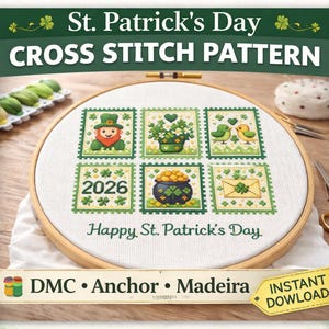 Könnte beinhalten: Ein Kreuzstichmuster zum St. Patrick's Day, dargestellt in einem hölzernen Stickrahmen. Das Design zeigt sechs quadratische Bilder mit einem Kobold, Blumen, Vögeln, dem Jahr 2026, einem Topf Gold und einem Kleeblatt-Umschlag. Der Text "Happy St. Patrick's Day" ist enthalten.