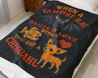 Può includere: Coperta nera con testo e illustrazioni arancioni. Il testo recita: "Quando un pipistrello vampiro si innamora, ottieni un chihuahua". Presenta illustrazioni di pipistrello, pesce, cuore e chihuahua.