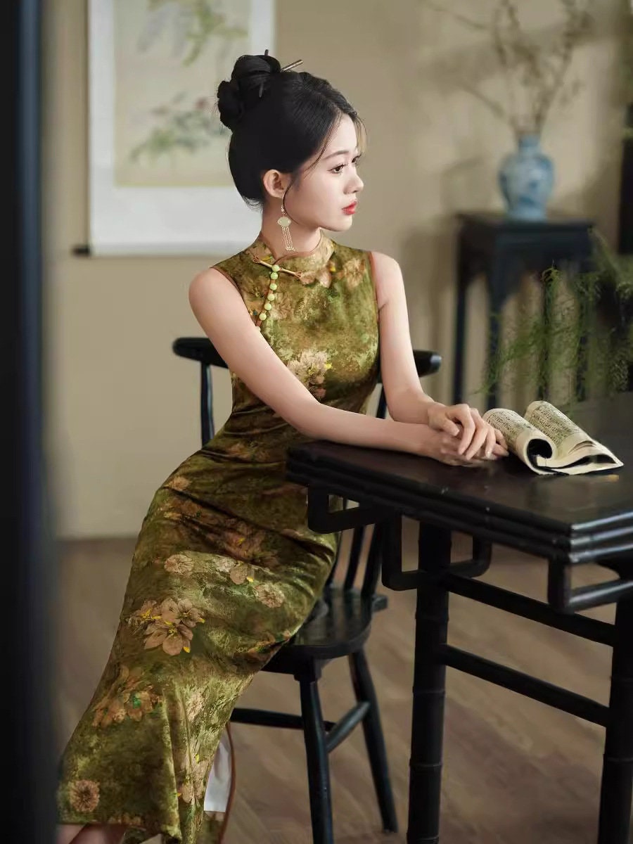 Short Sleeve Green Cheongsam. Modern Cheongsam Silk Dress, Suitable for ...