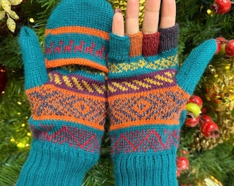 Puede incluir: Guantes sin dedos convertibles de color verde azulado con tapa de manopla plegable. Los guantes presentan un patrón geométrico multicolor en naranja, morado y amarillo, con un puño acanalado. La tapa de la manopla cubre los dedos.