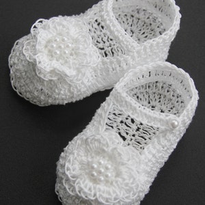 Botitas de bebé niña tejidas a crochet, zapatos de cuna para bautizo, Mary Janes de bautismo, zapatos de bebé con perlas tejidas a crochet, botines de bebé tejidos con perlas