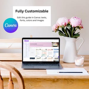 K&ouml;nnte beinhalten: Ein Laptop-Computer, auf dem eine Canva-Website mit dem Text "Canva Design Templates" auf dem Bildschirm angezeigt wird. Der Laptop steht auf einem Holztisch mit einer wei&szlig;en Kanne mit rosa Blumen und einer wei&szlig;en Kerze.