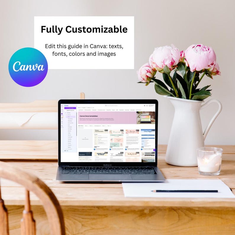 K&ouml;nnte beinhalten: Ein Laptop-Computer, auf dem eine Canva-Website mit dem Text "Canva Design Templates" auf dem Bildschirm angezeigt wird. Der Laptop steht auf einem Holztisch mit einer wei&szlig;en Kanne mit rosa Blumen und einer wei&szlig;en Kerze.