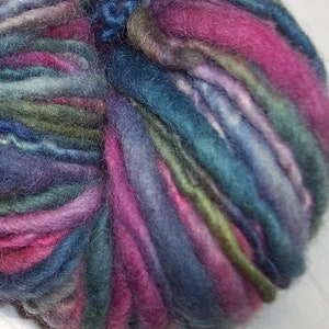 Royal Iris Two Sisters Yarn handspun handpainted purple, blue, green, pink, 3.7 oz 60 yd wool super bulky thick thin single ply afbeelding 1