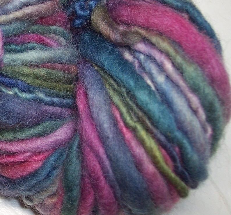 Royal Iris Two Sisters Yarn handspun handpainted purple, blue, green, pink, 3.7 oz 60 yd wool super bulky thick thin single ply afbeelding 1