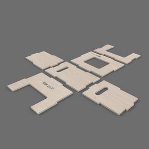 Può includere: Un kit di scatola di legno smontato con più pezzi. I pezzi sono in legno chiaro e includono ritagli per maniglie e un'apertura rettangolare. Il testo "YOUR LOGO" è stampato su un pezzo. Il kit è progettato per essere assemblato.