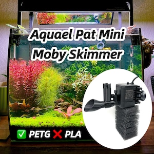 Könnte beinhalten: Ein schwarzer Aquel Pat Mini Moby Skimmer für Aquarien. Der Skimmer besteht aus schwarzem Kunststoff und hat einen schwarzen Schwammfilter. Der Skimmer steht auf einem weißen Hintergrund. Der Text "PETG x PLA" ist im Bild sichtbar.
