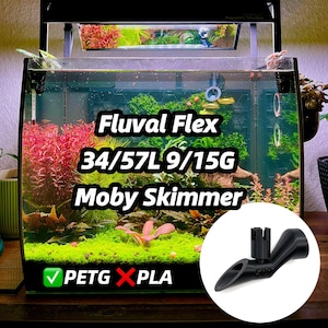 以下が含まれることがあります： 鮮やかな赤と緑の水生植物が入った水槽。テキスト「Fluval Flex 34/57L 9/15G Moby Skimmer」が表示されています。黒いプラスチック製のスキマーが右下に表示されています。「PETG」のテキストはチェックマークが入り、「PLA」はバツ印になっています。