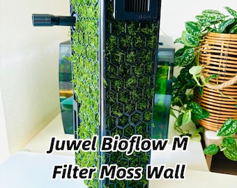 Puede incluir: Una pared de musgo de filtro Juwel Bioflow M negra con musgo verde creciendo en ella. La pared está hecha de plástico PETG y no de plástico PLA.