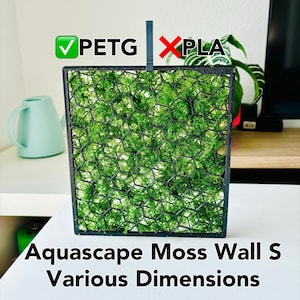 Könnte beinhalten: Eine schwarz gerahmte Aquascape-Mooswand mit grünem Moos im Inneren. Der Text "PETG" mit einem grünen Häkchen befindet sich über dem Rahmen, und "PLA" mit einem roten X daneben. Der Text "Aquascape Moss Wall S Various Dimensions" steht darunter.