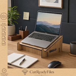 Puede incluir: Un soporte para portátil de madera de color marrón claro con superficie inclinada y recortes laterales, que sostiene un portátil plateado. Este producto digital incluye archivos en formatos DXF, SVG, EPS y PDF para su uso.
