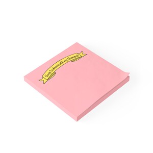 Op de afbeelding: Een vierkant blokje lichtroze memoblaadjes met een gele banner-afbeelding aan de bovenkant. De banner bevat de zwarte tekst "things to discuss with my therapist" geschreven in een eenvoudig, handgeschreven lettertype in het midden.