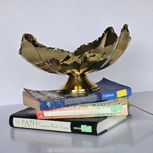 Rare Italian Brass Bowl – Elegant Mid-Century Hammered Petal Design