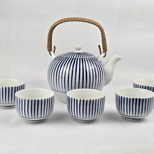 Servizio da tè vintage OMC Japan in porcellana blu e bianca, teiera Tokusa Striped da 5 tazze con manico in bambù, set da portata Chawan della Otagiri Mercantile Company.