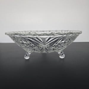 Exquisite Vintage Pressed Glass Bowl with Intricate Star Pattern – Perfect for Elegant Decor!